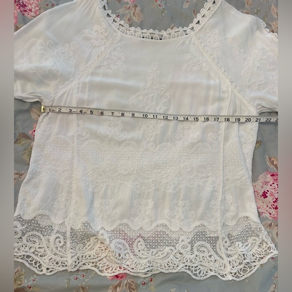 SPIAGGIA Dolce Luxury Embroidered 3/4 Bell Sleeve Wide Neck Crochet Trim Top - Picture 3 of 11